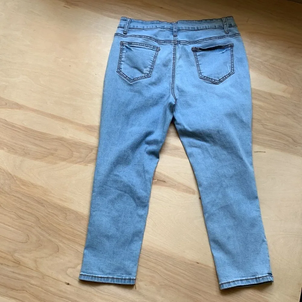 JW Jean Capris - Picture 5 of 8